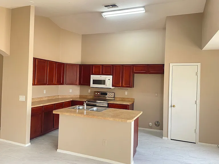 5910 S 32nd Ave — Photo 7