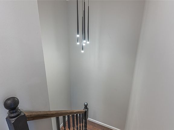 5th image of 122 Commons Ave