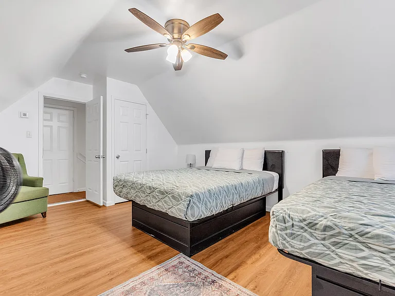 8301 Manhatten Dr — Photo 38