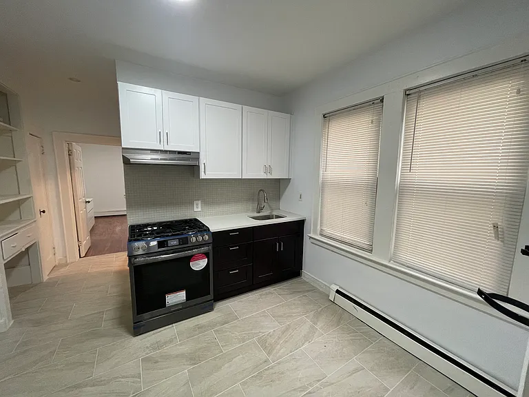 16-20 Walter Pl #2B — Photo 4