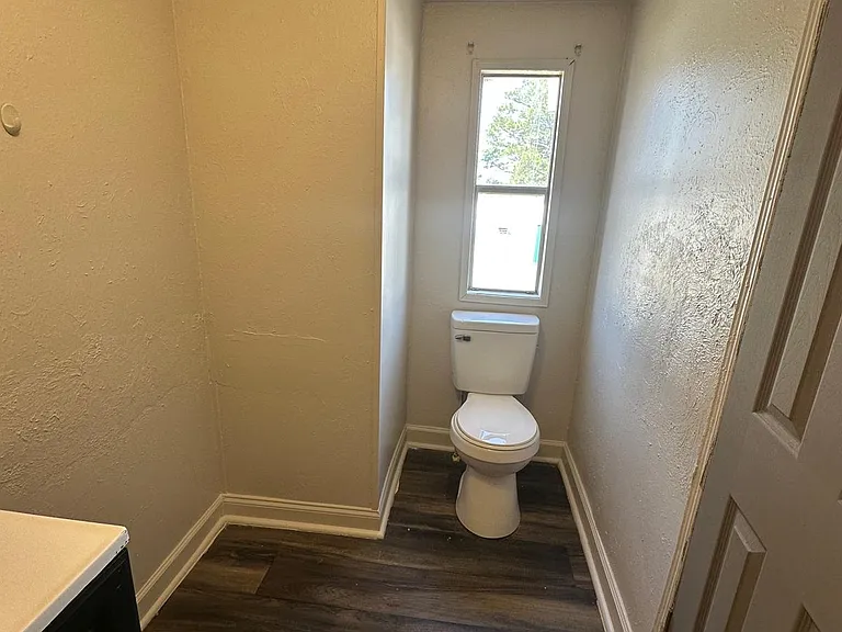 472 Sarah St — Photo 15