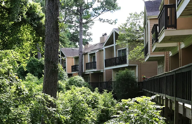 Woodlake Oaks Apartments — Photo 10