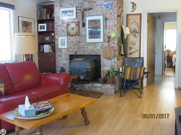4th image of 78 Oak St