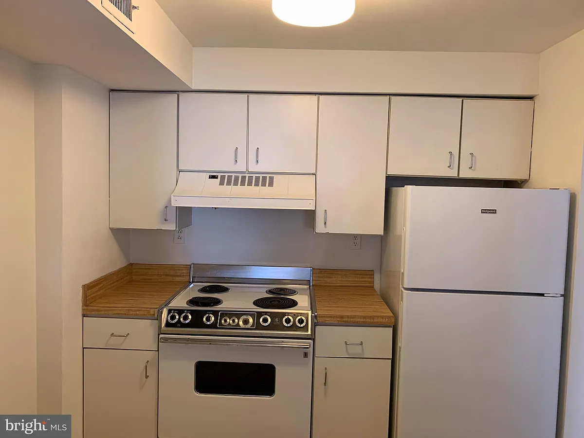 Building Photo - 1209 Locust St #3F