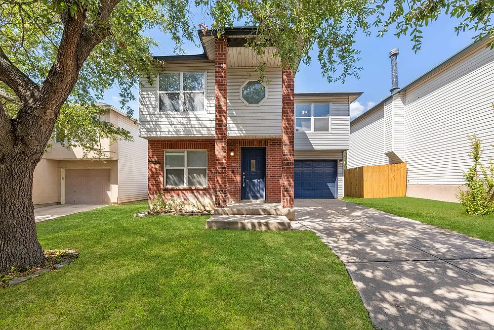 Bright 3-Bed Home with Garage, Fenced Yard, and Modern Comforts 10119 Trailhead Pass, San Antonio — Photo 1