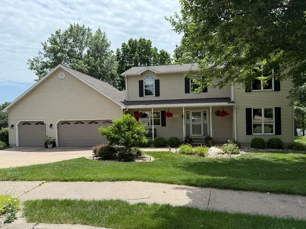 310 Wood Creek Ln, Muscatine, IA 52761