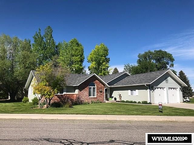 1st image of 527 Village Dr