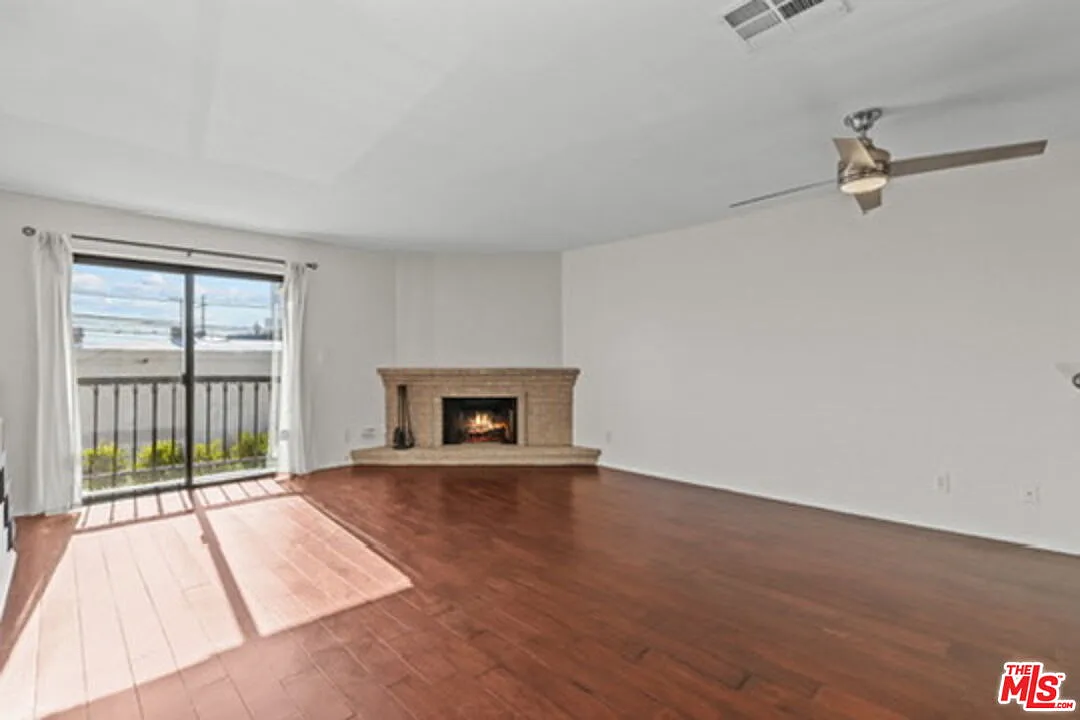 2 bed, 3.0 bath, 1261 sqft, $3,995 — Photo 2