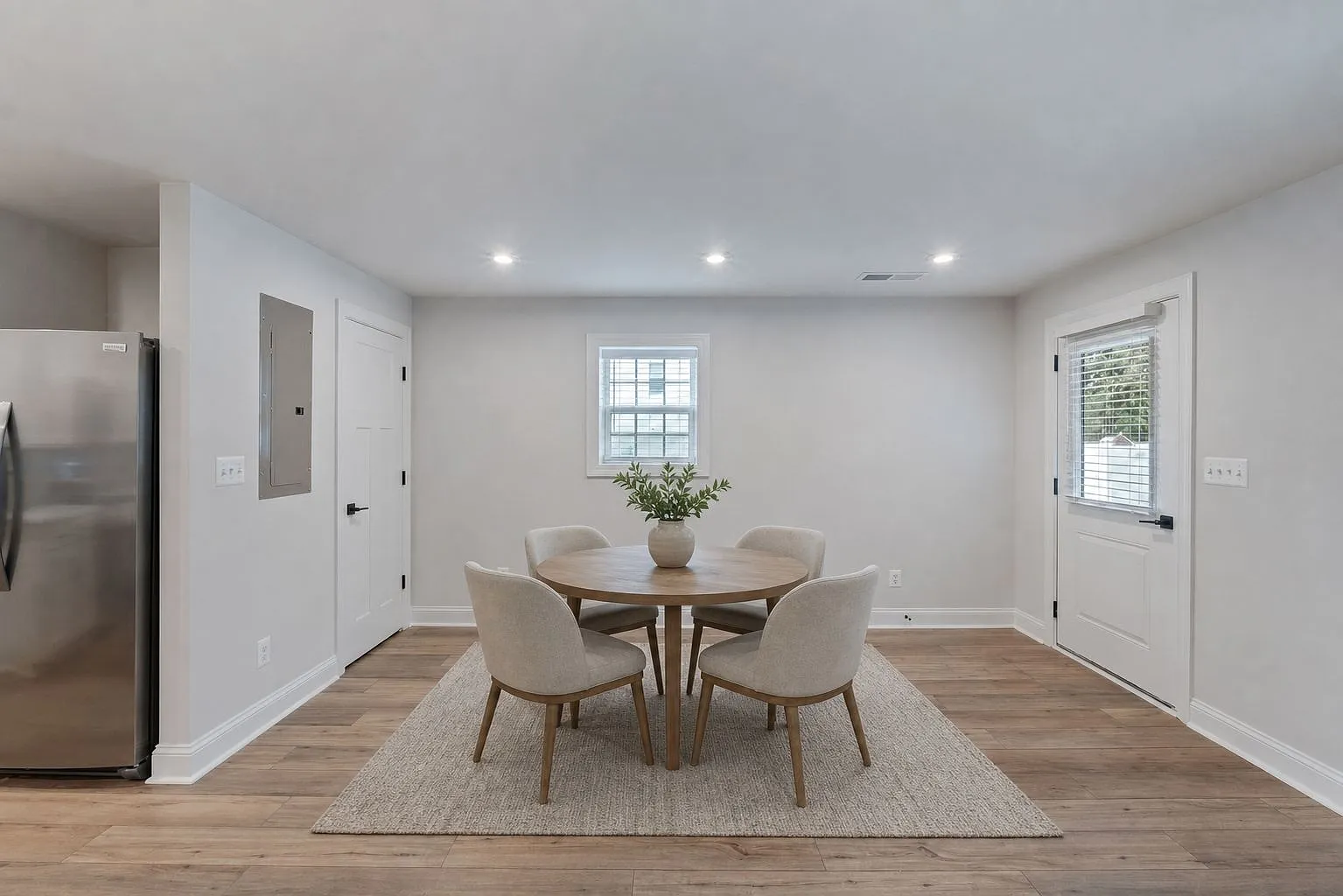 2 bed, 892 sqft, $1,600 — Photo 2
