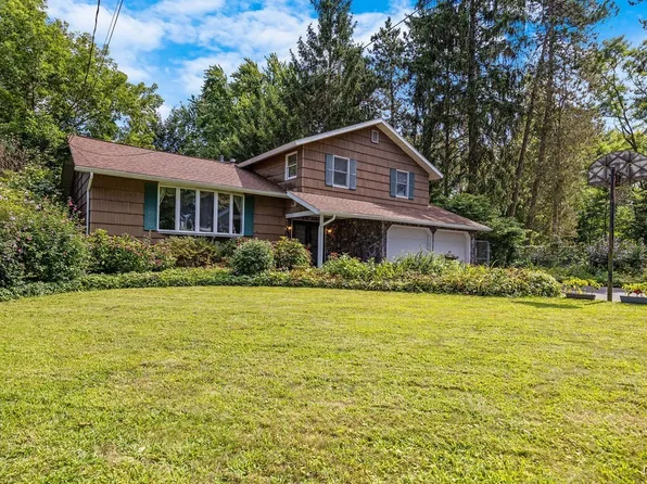 7530 Elmcrest Rd, Liverpool, NY 13090