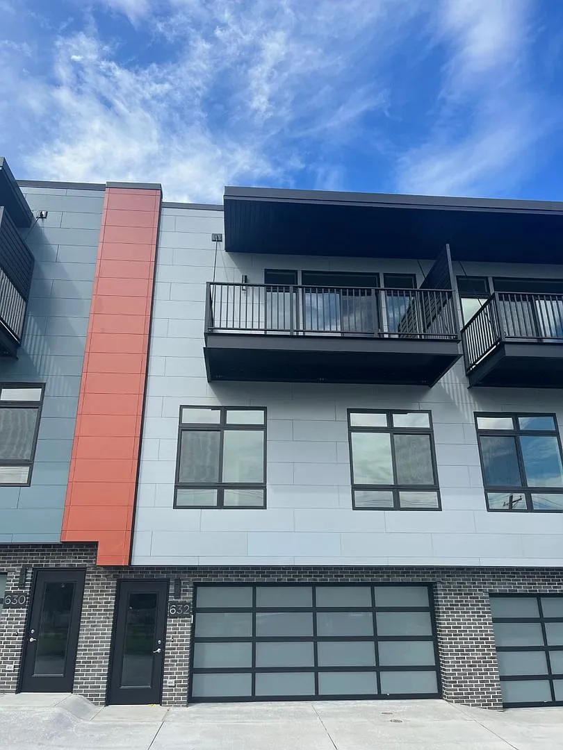 Luxury Living In Midtown - 3bed 2.5bath Townhome — Photo 2