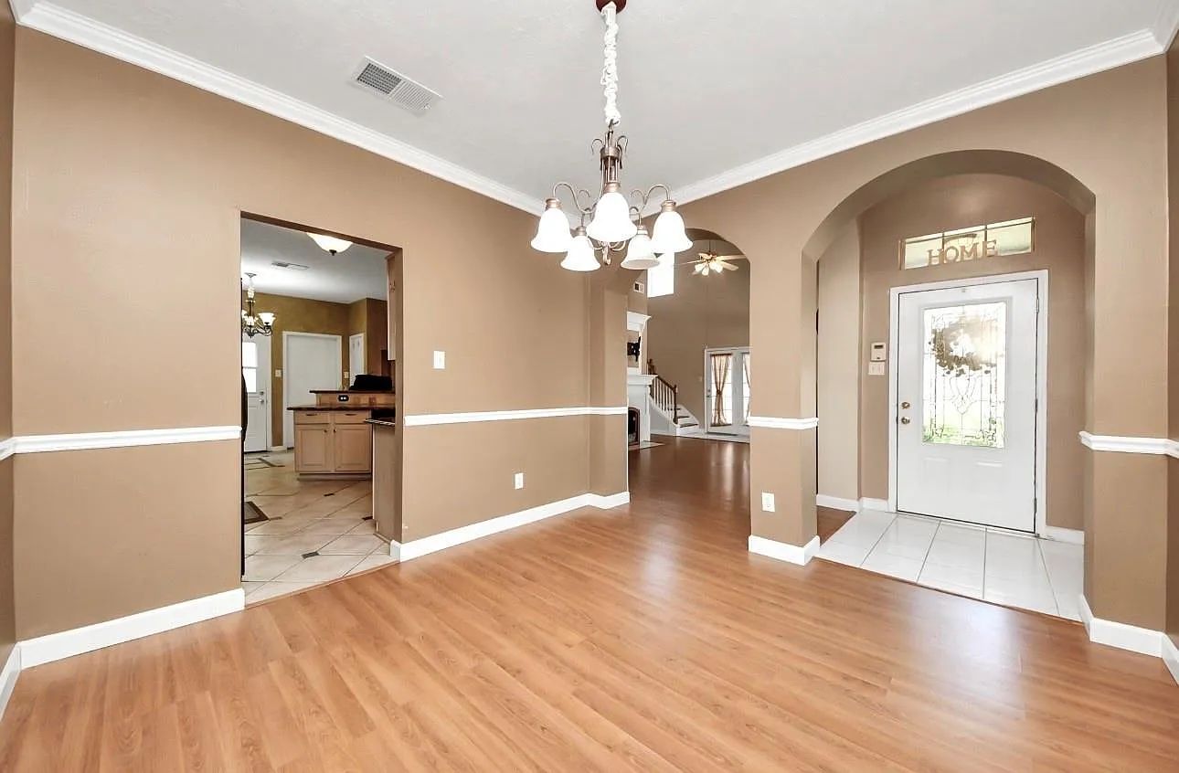 3 bed, 2.5 bath, 2410 sqft, $2,200 — Photo 3