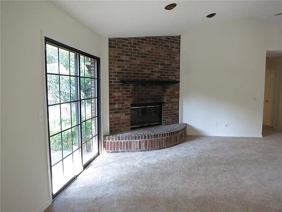 3rd image of 1404 Plantation Oaks Ln