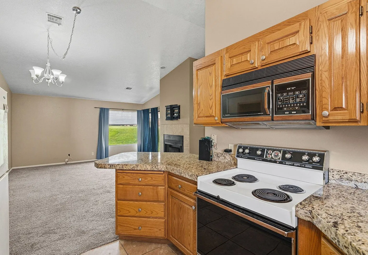 3 bed, 2.0 bath, 1200 sqft, $1,700 — Photo 2