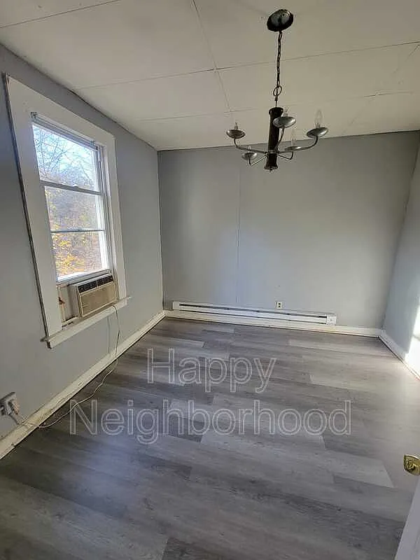 3 bed, 1.0 bath, $1,600 — Photo 4