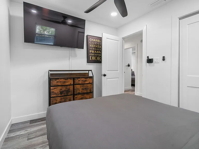 4303 W Woodlawn Ave — Photo 20