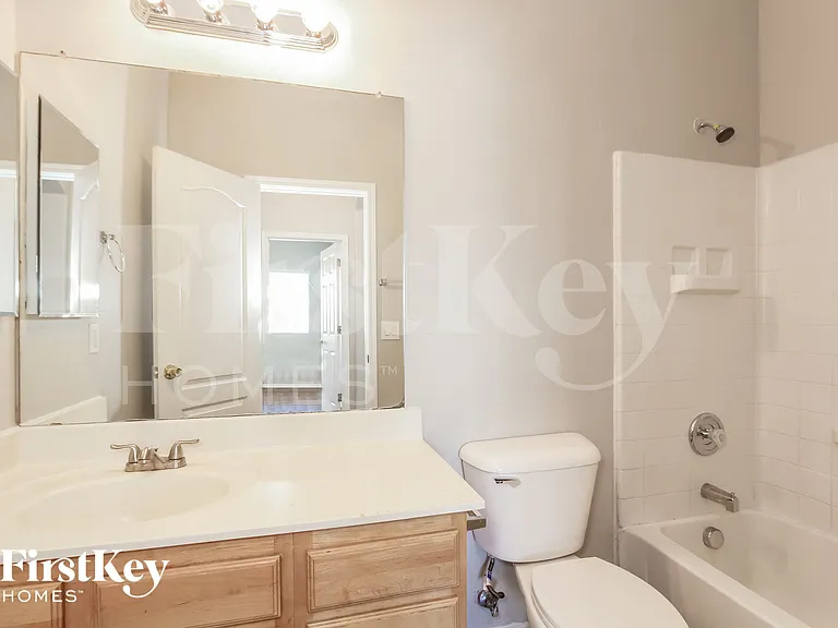 6724 S 49th Dr — Photo 13