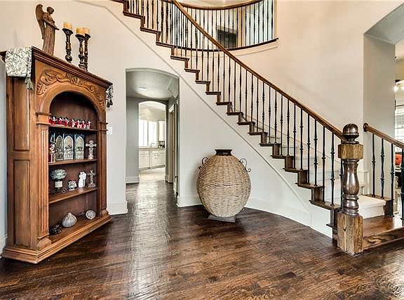 4th image of 305 Rosebury Cir