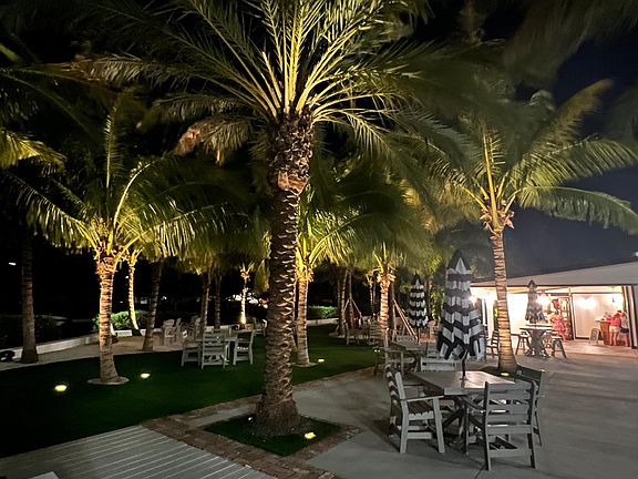 5 Star restaurant just up the street with-in walking distance.