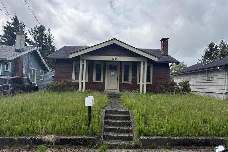 1st image of 1909 W 6th St