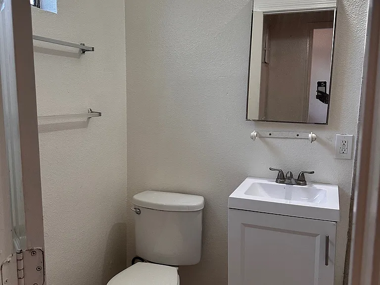 1340 E 51st St #1 — Photo 5
