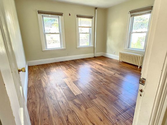2nd image of 93 Allen St Floor 1
