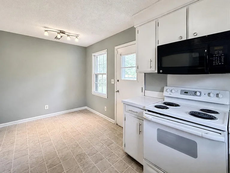103 Dorchester Manor Blvd — Photo 4