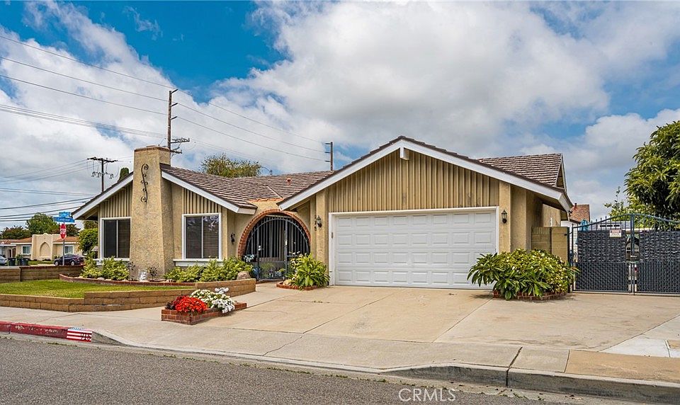 1st image of 915 E La Veta Ave