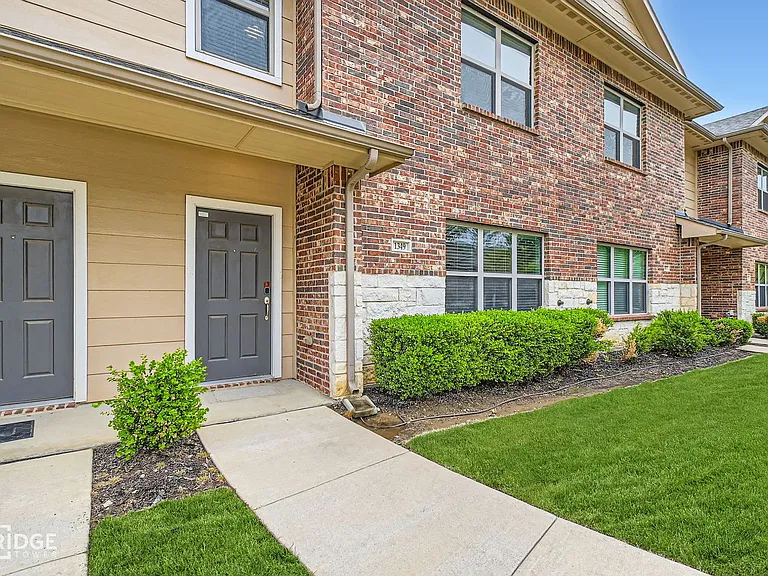 1349 Lake Crest Ln — Photo 2