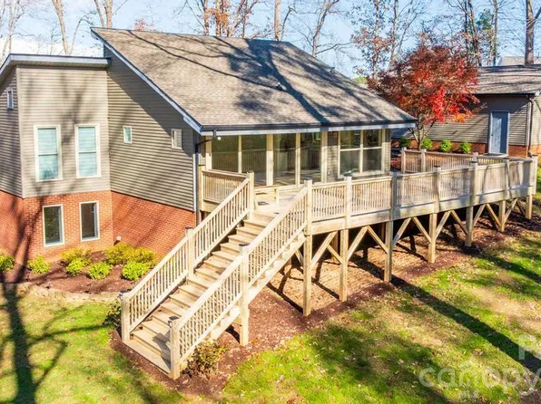 2106 Lynmore Dr, Sherrills Ford, NC 28673