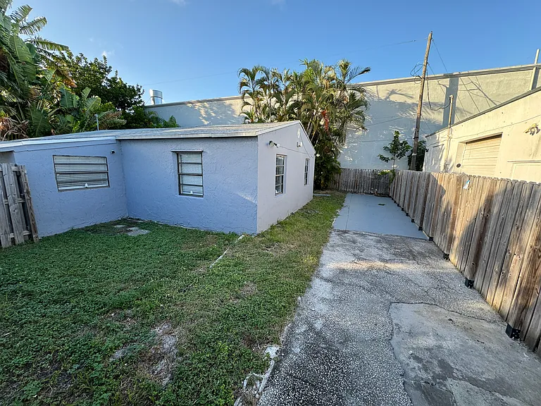 2105 Monroe Ter — Photo 28