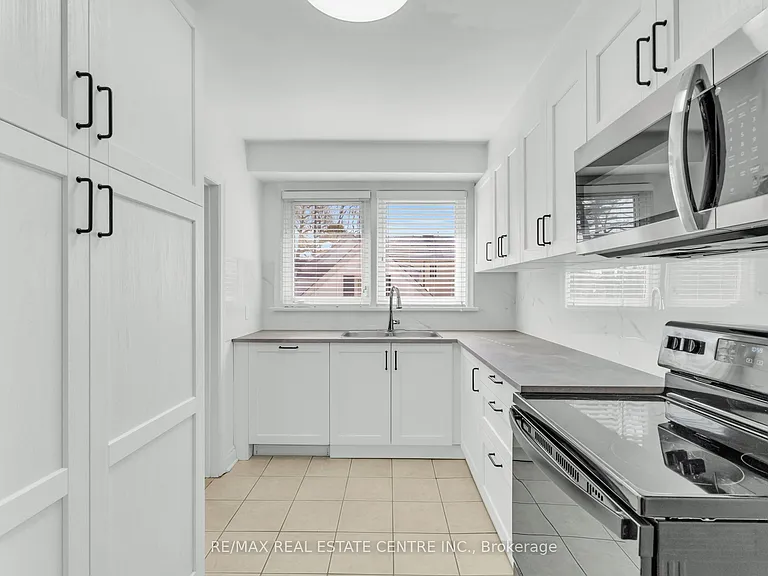 48 Maple Ave S #UPPER — Photo 17