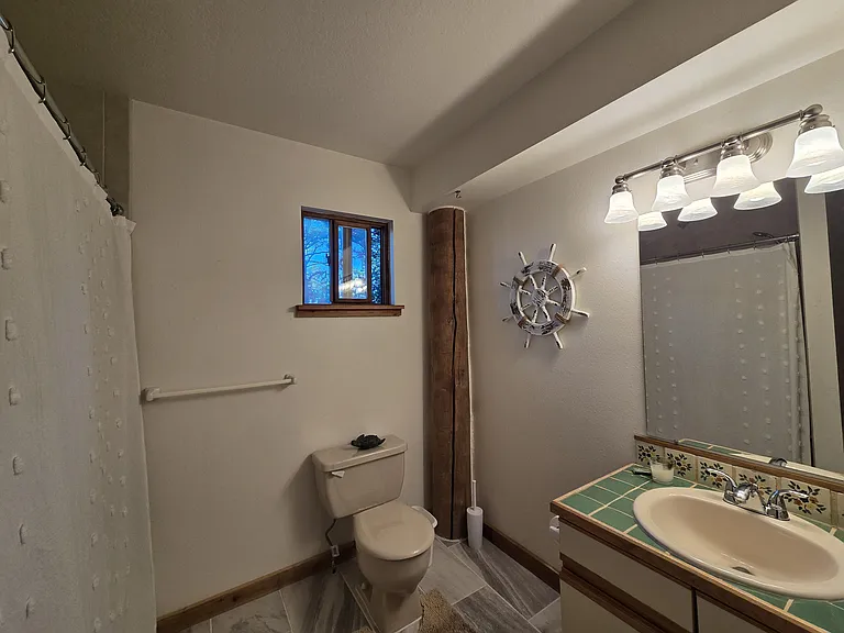 1060 Kings Crown Rd — Photo 22