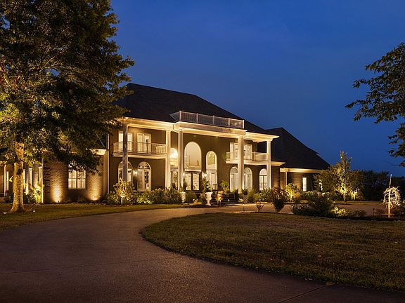 4th image of 7005 Beverly Ct