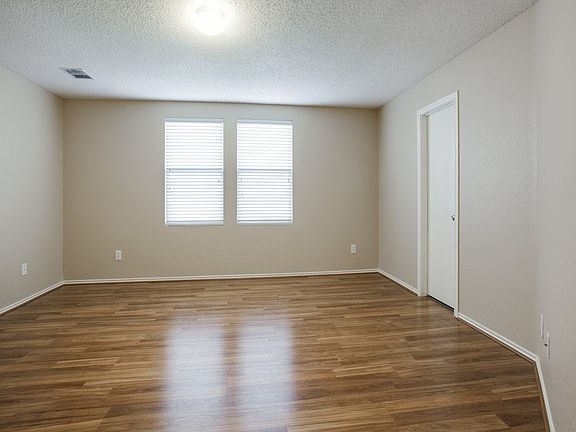 5th image of 1017 Willow Tree Dr