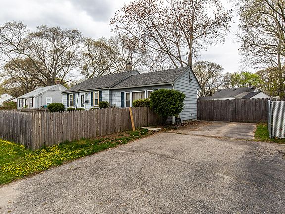 Spacious driveway with plenty of parking!