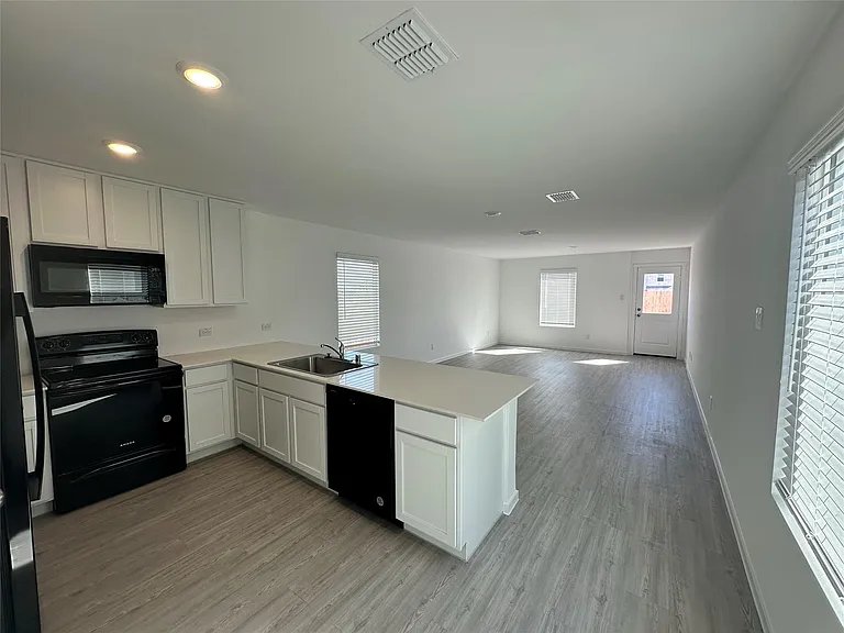 905 Blue Heron Dr — Photo 1