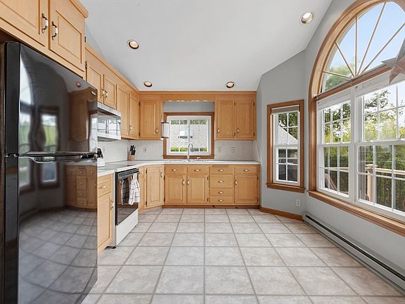 4th image of 4 Shore Ln