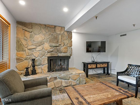 3rd image of 1404 Deer Valley Dr