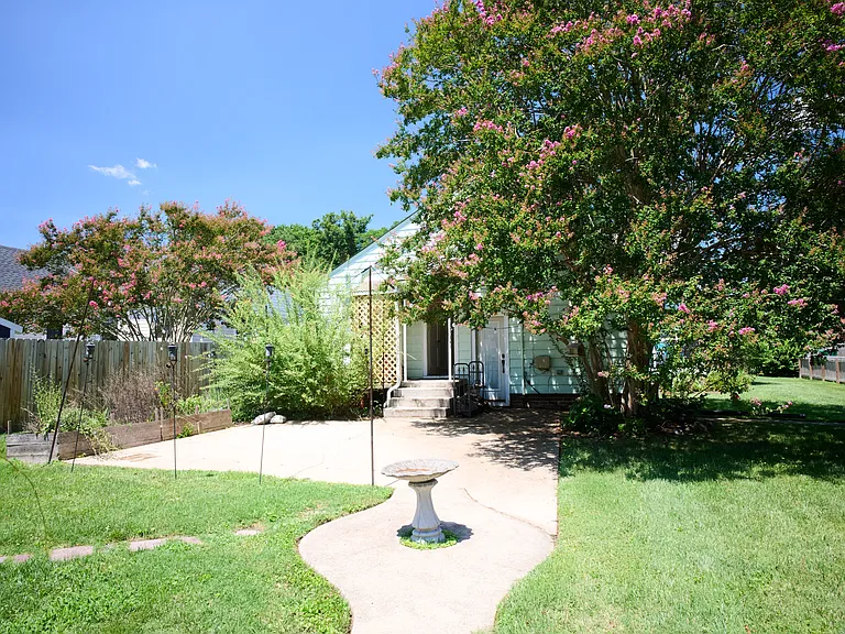 2801 Kenwood Ave — Photo 15