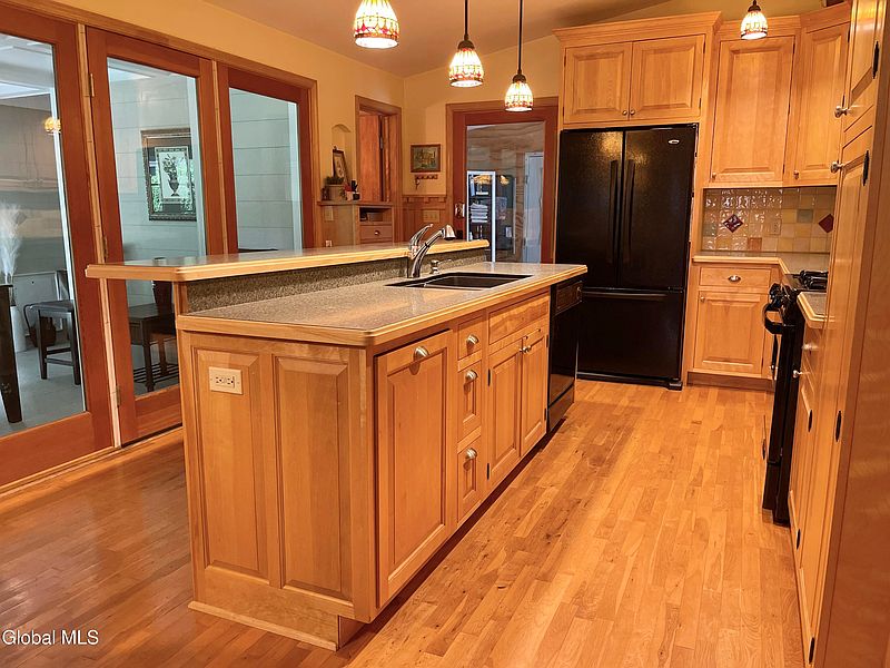 4th image of 11 Hughes Court