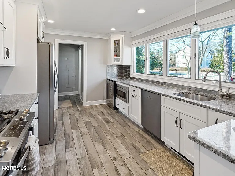 437 Adamston Rd — Photo 10