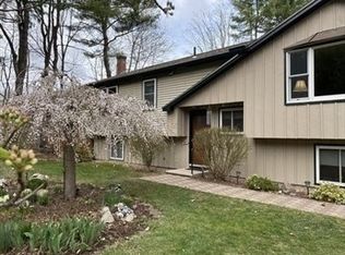 10 Hitching Post Rd, Amherst, MA 01002