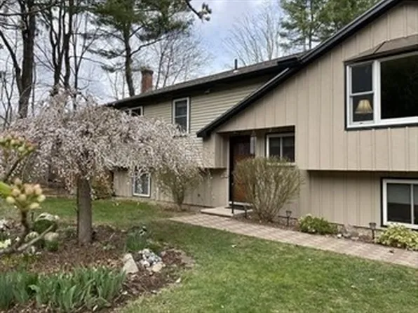 10 Hitching Post Rd, Amherst, MA 01002