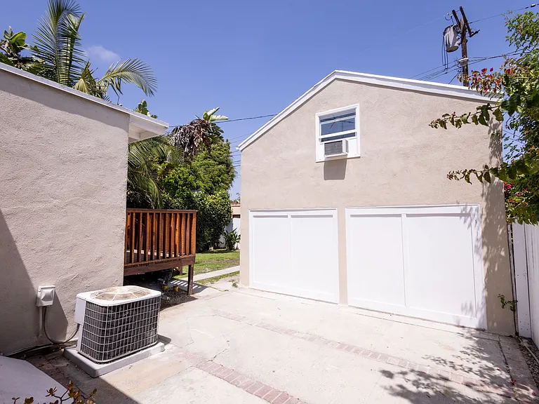 446 S La Peer Dr — Photo 41