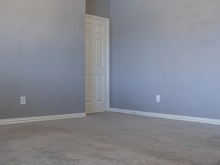409 Royal Crest Dr — Photo 23