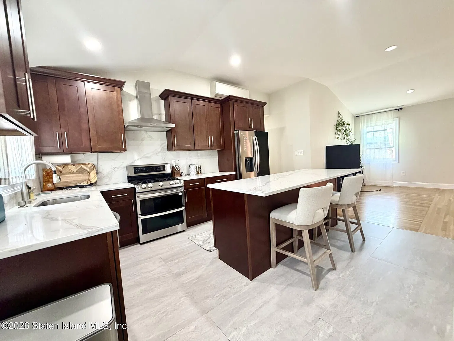 3 bed, 1.0 bath, 2800 sqft, $3,500 — Photo 3