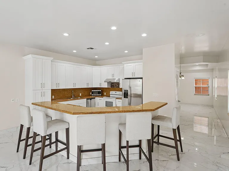 819 SW 7th Ave — Photo 14