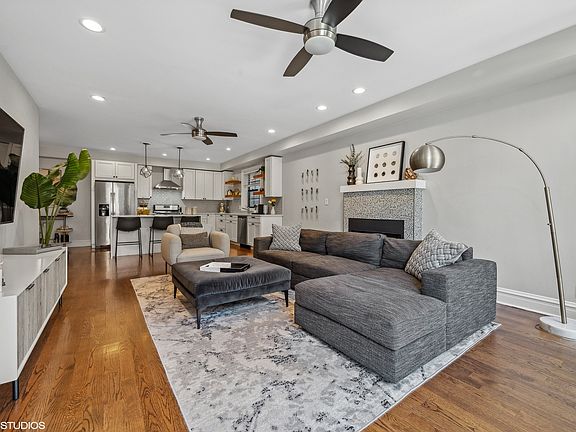 2nd image of 2029 W Belmont Ave Unit 2