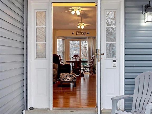 5th image of 222 Highland Village Dr